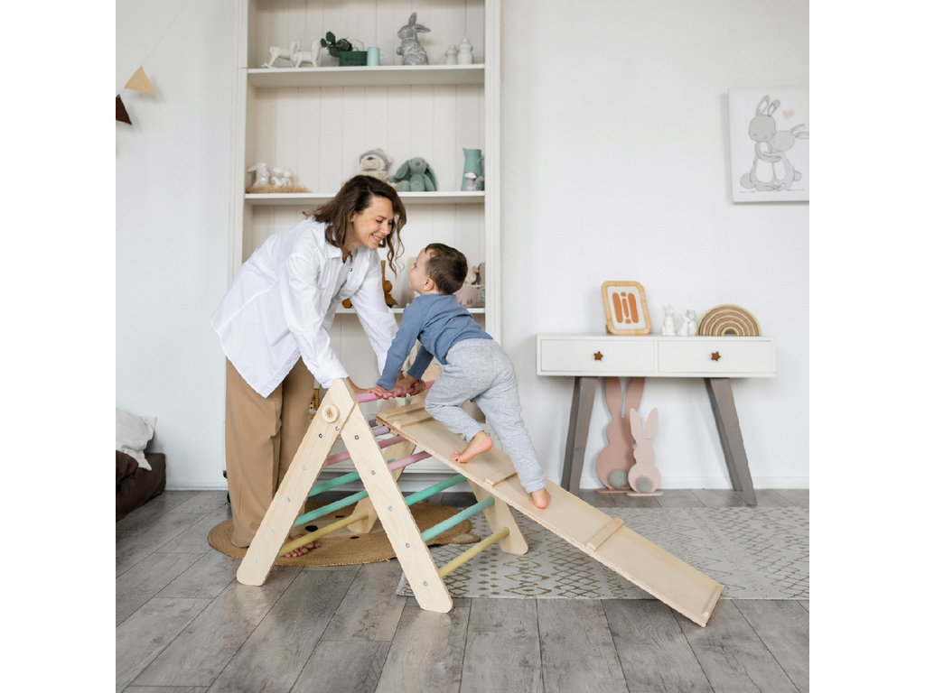 Pikler mászóháromszög csúszdával és mászórámpával – BusyKids BusyKids