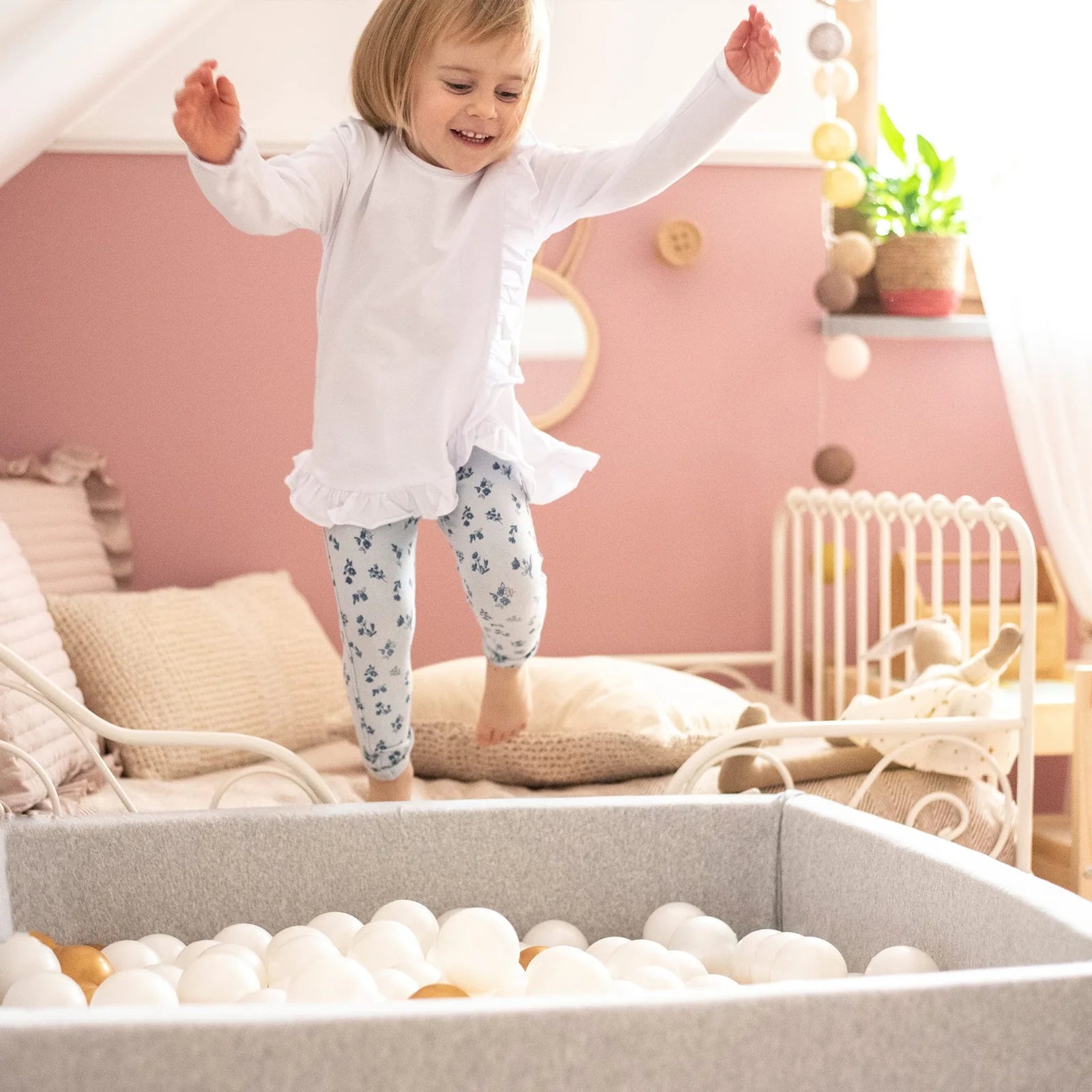 Fehér buklé négyzetes labdamedence labdával – több szín és méret – MeowBaby
