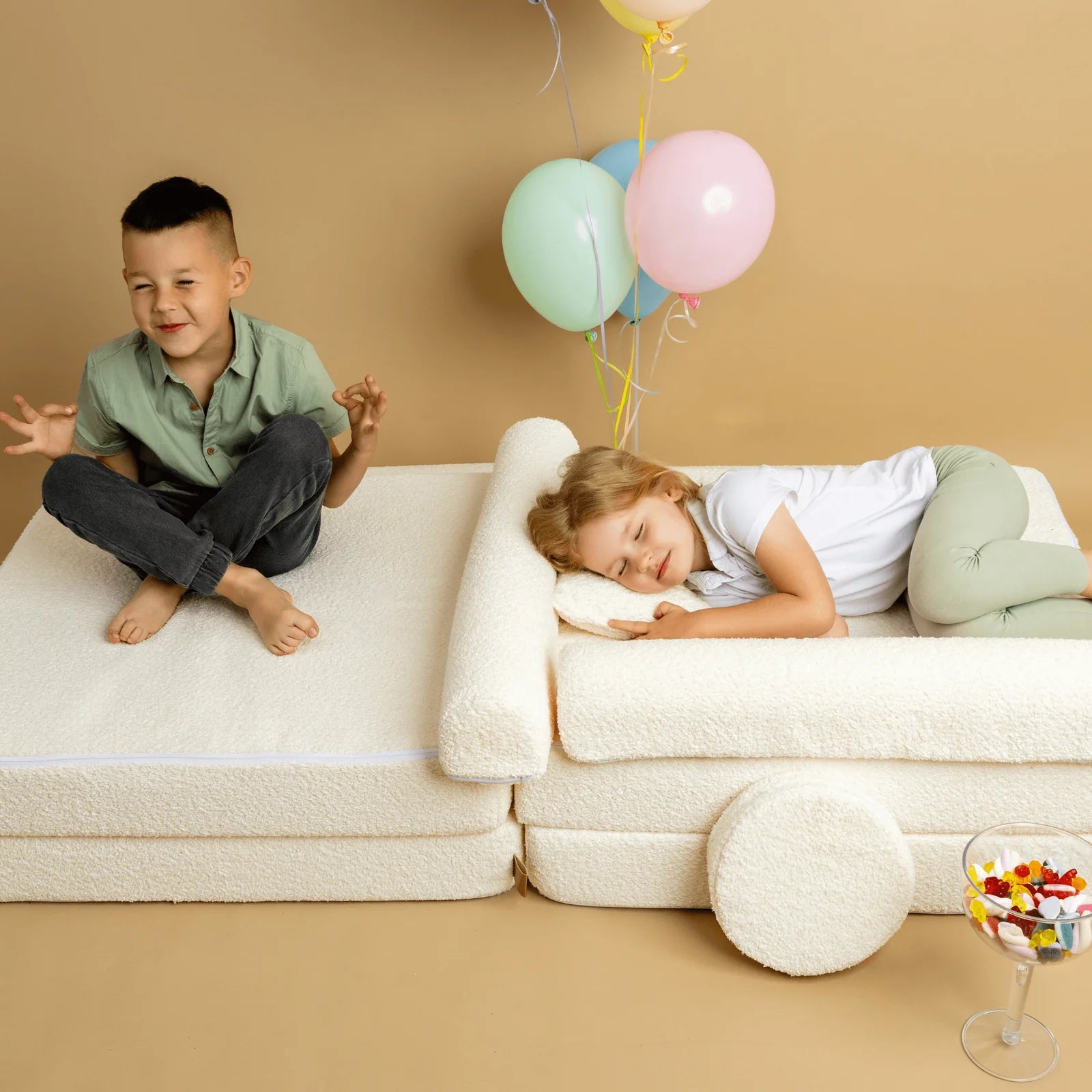 Nagy moduláris kanapé gyerekeknek – prémium bundás, krém – MeowBaby